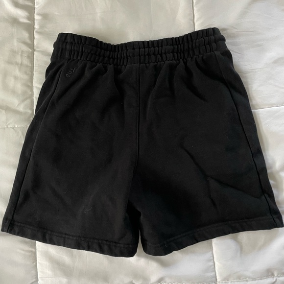 Aritzia TNA mid thigh shorts - Picture 2 of 3